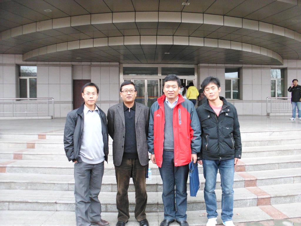 图为我校参会人员与自治区学位办主任李西斌同志合影